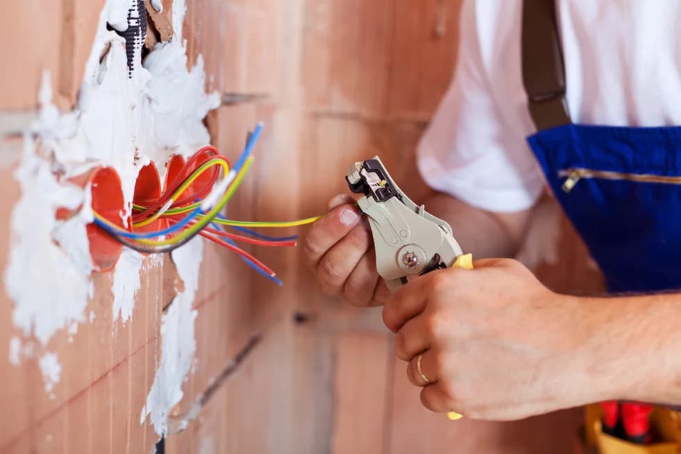 Warum Unternehmen auf die Prüfung ortsfester elektrischer Anlagen setzen müssen