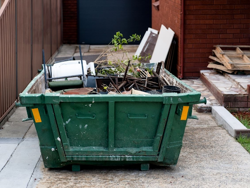 So wird das Entsorgen von Abfällen mit einem Müllcontainer leihen einfach und stressfrei