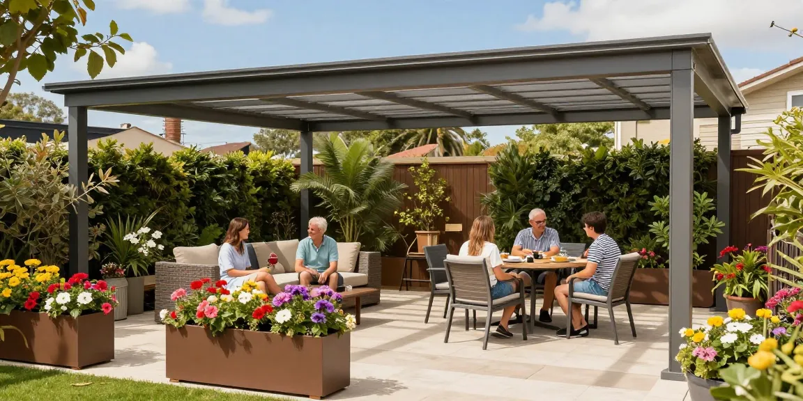 Terrassenüberdachung aus Aluminium in einem einladenden Garten mit Familien, die den schattigen Bereich genießen.