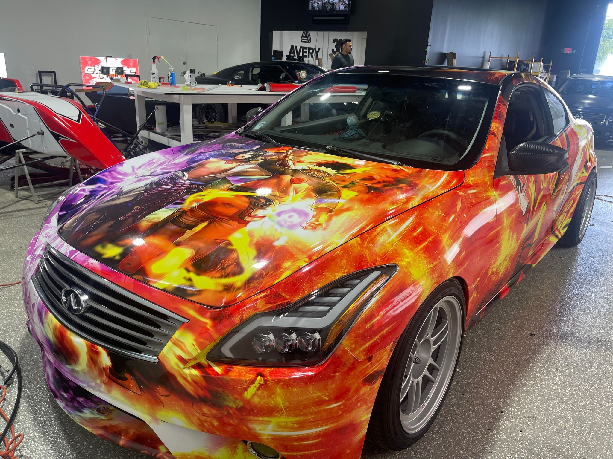 Ihr Lieblings-Anime auf der Straße mit anime folie auto